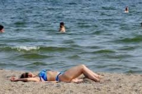 Bu da oldu! Polis çimərlik geyimindəki xanıma tələb qoydu: Geyiminizi geyinin - FOTO