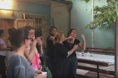 Aşıq Ədalətin nəşi evindən çıxarıldı, qızının halı pisləşdi - video