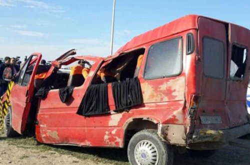 Kürdəmirdə mikroavtobus qəzaya düşdü: Ölən var
