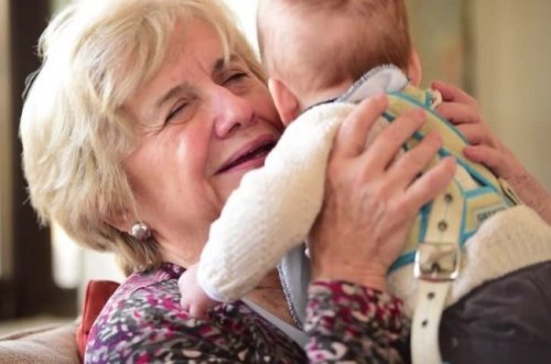 Azərbaycanda yeni qayda - Nənə və baba nəvəsini rayona rəsmi icazəsiz apara bilməz