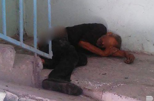 Binanın girişində kişi meyiti tapıldı - Foto