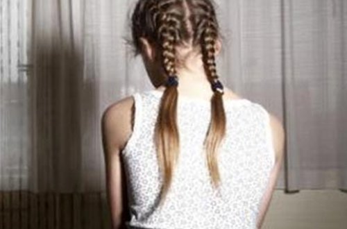 Ana 12 yaşlı qızını zorlayan məşuqunu bıçaqladı - FOTO