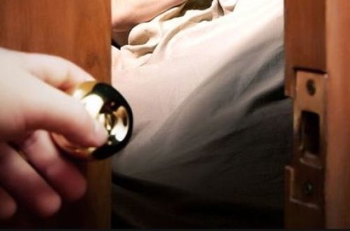 RÜSVAYÇILIQ! 18 yaşlı oğlan gənc anasını sevgilsi ilə tutdu - OLANLAR OLDU