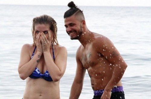 43 yaşlı aktrisa sevgilisi ilə çimərlikdə görün NƏ HOQQALARDAN ÇIXDI