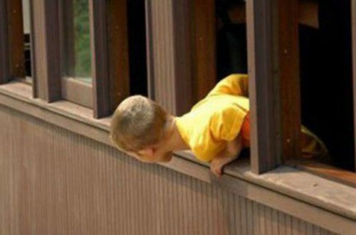 Abşeronda körpə 5-ci mərtəbədən yıxıldı