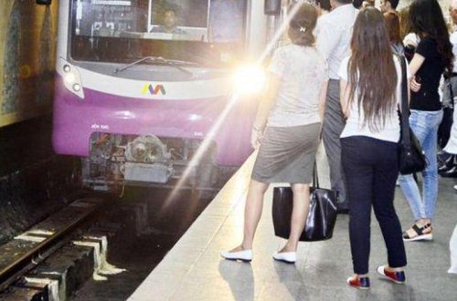 Qadın Bakı metrosunda dəhşət yaşadı - Maşinisti təhqir etdi, üzünə tüpürdü