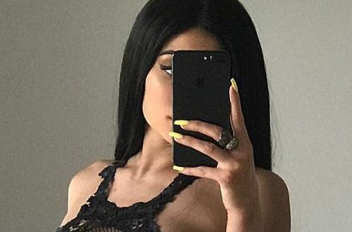 Məşhur xanım yarıçılpaq FOTOlarını paylaşdı