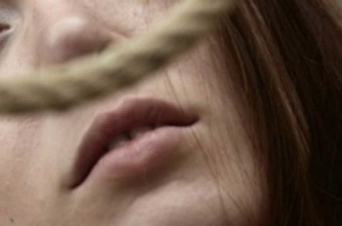 Test imtahanında aşağı nəticə göstərən qız özünü öldürdü