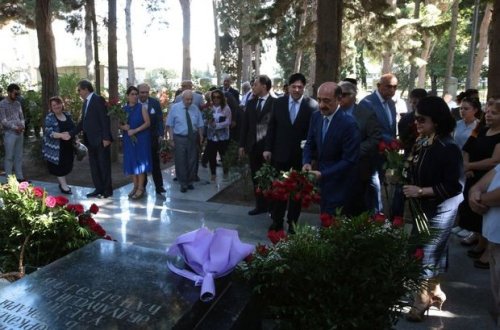 Mədəniyyət naziri Üzeyir Hacıbəylinin məzarını ziyarət etdi - FOTO