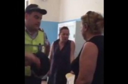 Bakıda yol polisi qızının ölüm xəbərini alan qadın sürücüyə yardım etdi - VİDEO