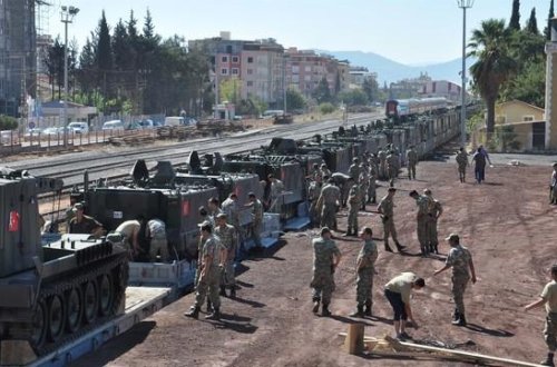 Türkiyə Suriya ilə sərhədə hərbi texnika cəmləməyə davam edir