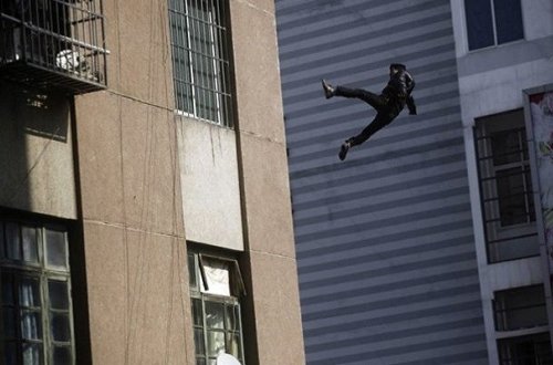 Özünü 17-ci mərtəbədən atdı - Bakıda dəhşətli intihar