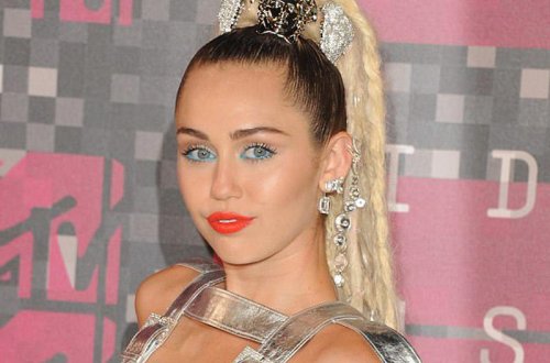 Məşhur müğənni kitab üçün soyundu - FOTO