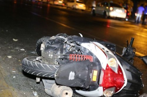 İşıqforun qırmızı işığından keçən mopedi avtomobil vurdu – FOTO