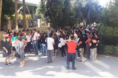 Valideynlər direktora görə aksiyaya başladı - Video