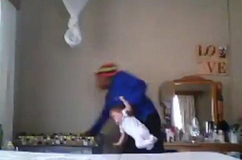 Şok kadrlar: cəllad dayə və 9 aylıq qız - VİDEO