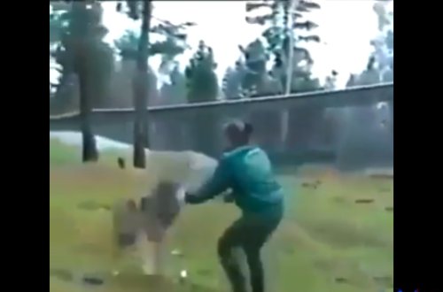 Canavar hərbçi QADININ dolundan yapışdı: Həyəcanlı anlar BELƏ GÖRÜNTÜLƏNDİ - VİDEO