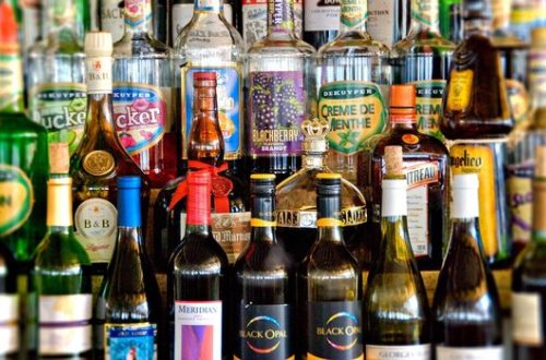 Alimlər saxta spirtli içkini aşkar edən qurğu hazırlayıblar