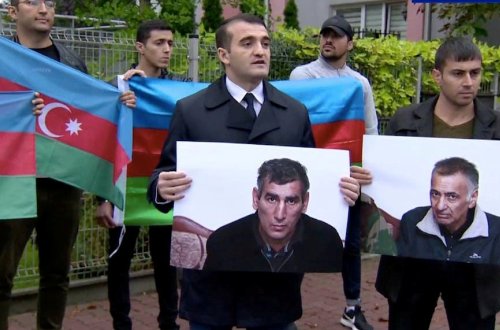 Kəlbəcər girovunun oğlu Varşavada etiraz aksiyası keçirdi - FOTOLAR