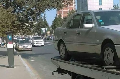 Yol polisi parkomat olan küçədən avtomobilləri daşıyır – FOTO