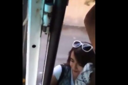 Qapı açıq, qadın avtobusdan sallanıb, gedir — VİDEO
