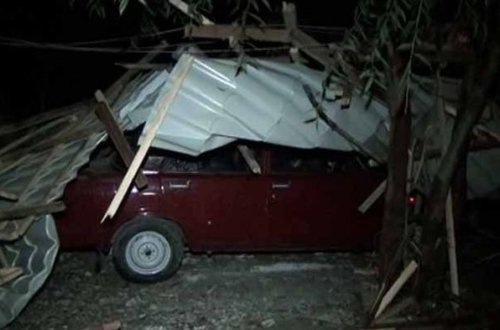 Masallıda güclü külək binanın dam örtüyünü uçurub – YENİLƏNİB + FOTO