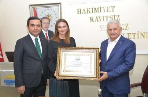 Binali Yıldırım Qənirı Paşayevaya Kırşehirin Fəxri Vətəndaşlığını təqdim etdi