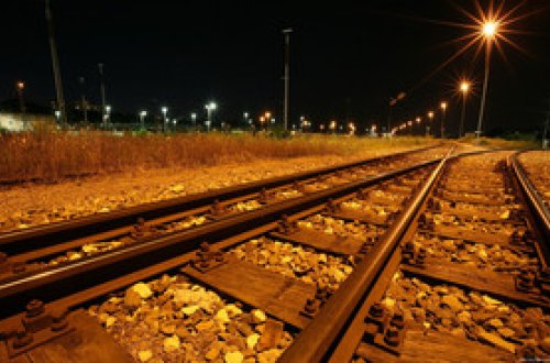 Bakıda dəmir yolu xətti üzərində yatan kişini qatar vurub