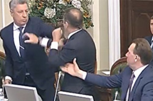 Deputat deputatı nokauta saldı