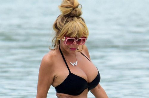 Tanınmış teleaparıcı okean sahilində - FOTO