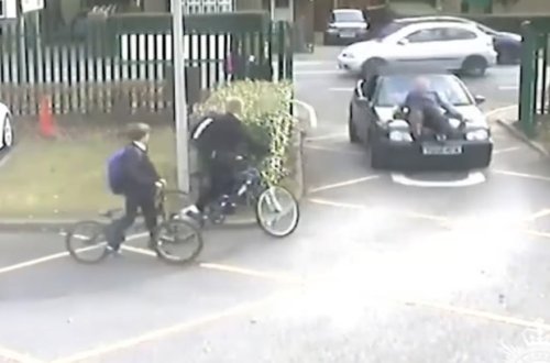 Valideyn avtomobilini müəllimin üstüinə sürdü – Video