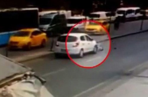 2 avtomobilin vurduğu kişi sağ qaldı - Möcüzə kimi qəzanın VİDEO