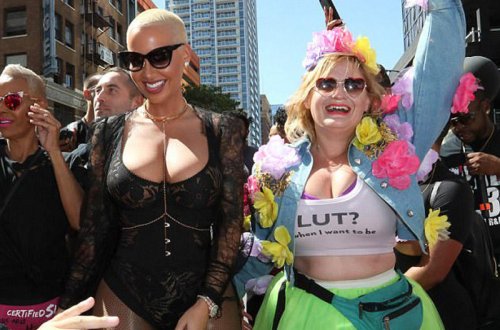 Fahişələrin yürüşünə qatılan model: 