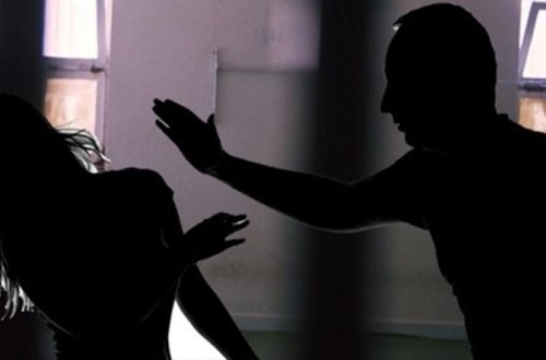 Qızını sevgilisi ilə yataqda yaxaladı, başlarına açmadığı oyun qalmadı