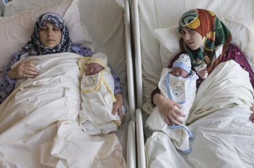 Dünyada ilk- Ana və qızı eyni anda dünyaya uşaq gətirdi - FOTOLAR