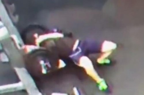 Məşq zalında bədbəxt hadisə - 120 kiloqramlıq qantelin altında qaldı - VİDEO