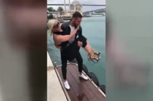 Həyat yoldaşını qollarına alıb dənizə... - VİDEO