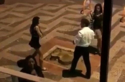 RƏZALƏT! Translar kişini küçənin ortasında yerə yıxıb başına elə oyun gətirdilər ki... - VİDEO