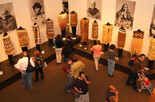 Ana 4 yaşlı qızını çılpaq kişiyə toxunmağa məcbur etdi - Muzeydə qalmaqal - FOTO