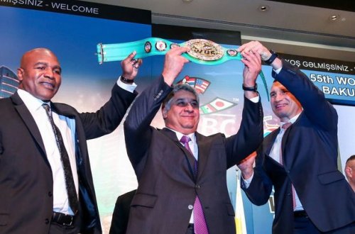 Azad Rəhimova WBC-nin çempion kəməri hədiyyə olundu