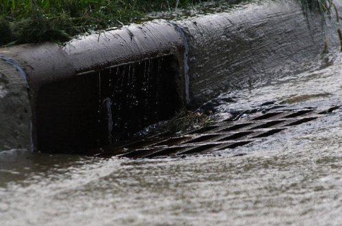 Qadın uşağını kanalizasiyaya atdı - 