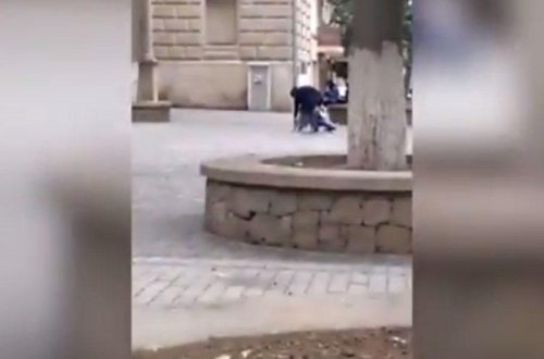 Bakıda qız oğlanı küçədə döydü - VİDEO