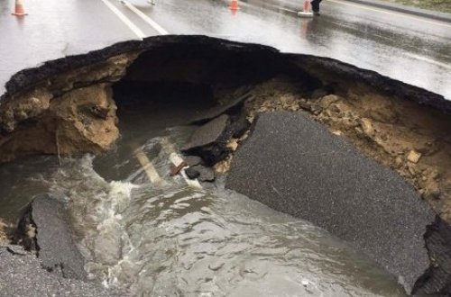 Bakının mərkəzində yeni istifadəyə verilən YOL ÇÖKDÜ - VİDEO+FOTOLAR