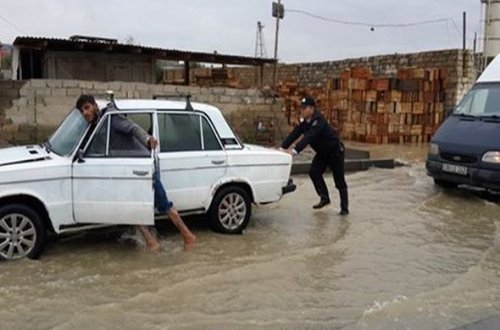 Bakıda polisin hərəkəti marağa səbəb oldu – VİDEO + FOTO