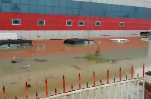 Masazırdan şok görüntü – Onlarla maşın suyun altında qaldı (Video)