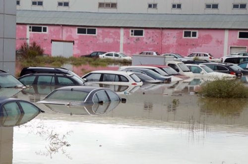 Suyun altda qalan maşınlar “Bank Standard”ın imiş