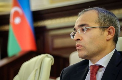 Mikayıl Cabbarov müəllimləri təbrik etdi