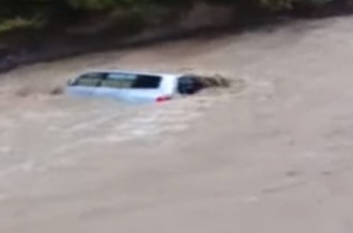 Bu maşında 5 nəfər var - Yardımlıdan video