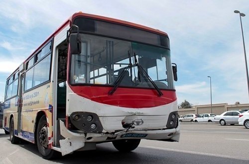 Avtobus yol kənarında duran piyadanı vurub