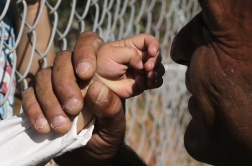 Ata ilə oğulun bu görüntüləri dünya gündəmində – FOTO